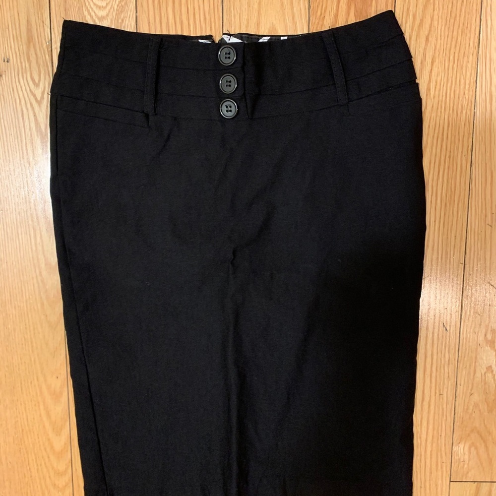 Selling a black skirt straight fit size medium...